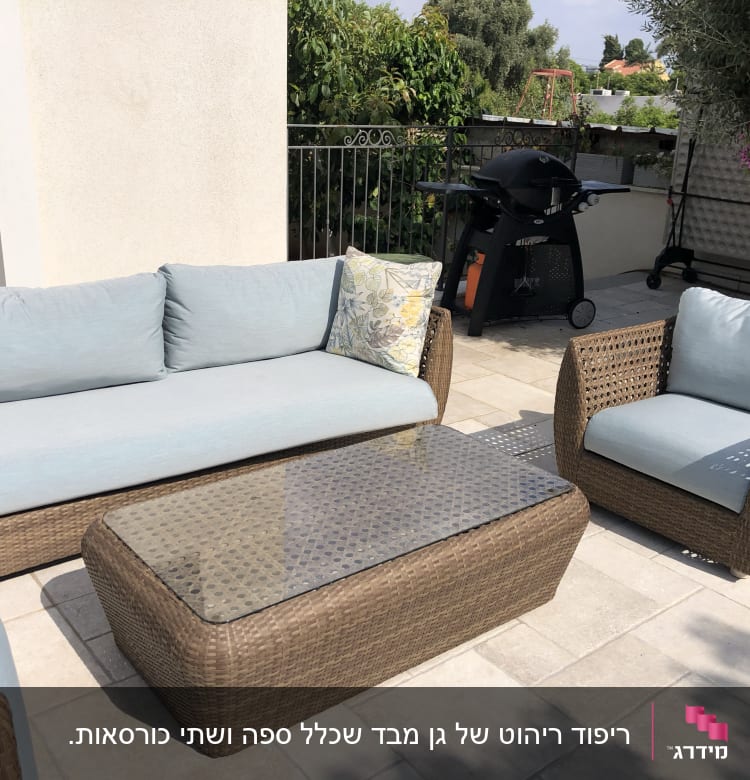 ריפוד כורסאות וספה בגוון תכלת על מרפסת